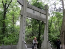Ворота Лун Цзин. За ними -  храм.