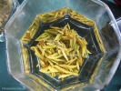 Заваривают в Ханчжоу чай в стеклянных стаканах, заливая листья до трех раз.