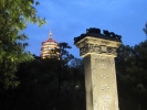 Пагода Ла Фэн Та - особое место. Под ней была заключена Белая Змея, героиня одного из четырех основных любовных сказаний Китая.